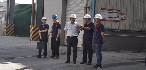 集團公司黨委委員、股份公司黨委書記、總經(jīng)理蔣培進到建材公司調(diào)研